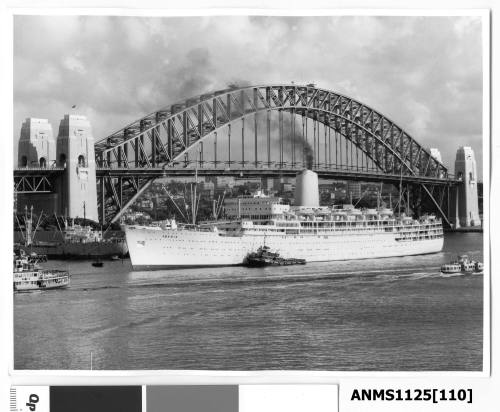 P&O liner IBERIA heading to her berth at Circular Quay as two motor launches wait to take the liner’s mooring lines to the wharf