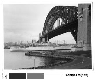 P&O liner ORONSAY arriving in Sydney and passing under the Sydney Harbour Bridge