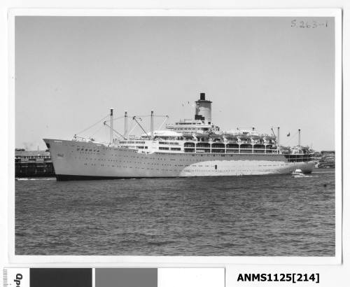 P&O liner ORSOVA arriving in Sydney while a half-cabin powerboat with flying bridge passes on the liner's port side