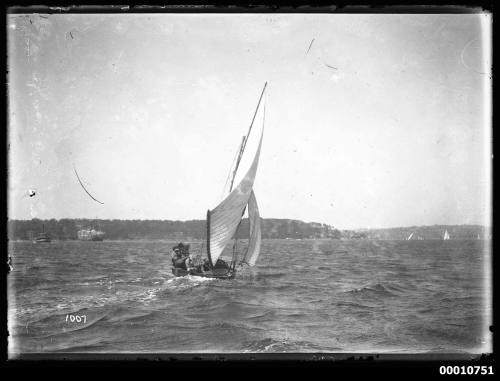 10-footer COMMONWEALTH on Sydney Harbour, INSC 1007