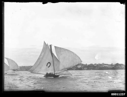 18-footer PASTIME  under full sail on Sydney Harbour.