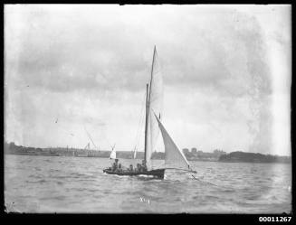 Lone small skiff on Sydney Harbour