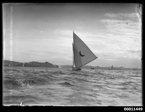 18-footer DEFIANCE sailing on Sydney Harbour