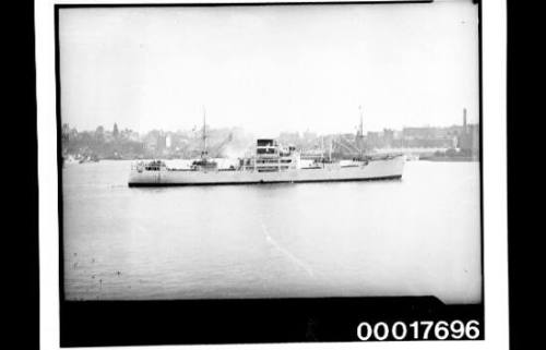 INDIAN REEFER passing Circular Quay