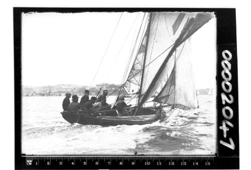 18-footer HC PRESS and crew sailing on Sydney Harbour