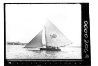 18-footer ADVANCE or NSW sailing on Sydney Harbour