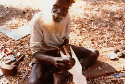 Paddy Freddy Puruntatameri carving a Jampurraringa