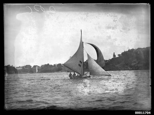 18-foot skiff HC PRESS running down wind on Sydney Harbour