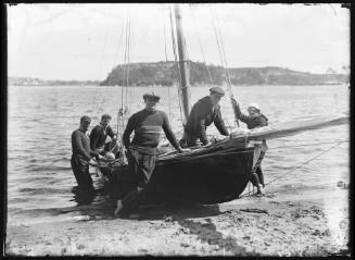 Crew of the 18-footer ARGO at Berry's Bay, Sydney Harbour