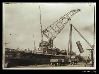 Floating crane TITAN lifting a funnel onto a steamship