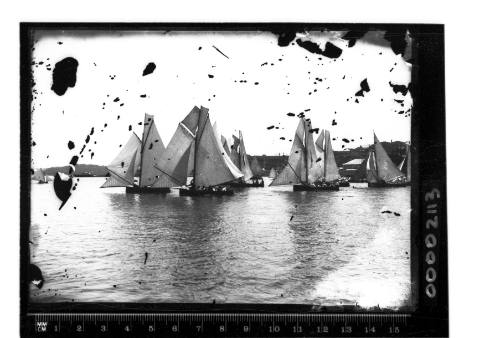 A group of 18-footers in a drifter, on Sydney Harbour