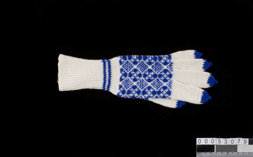 Woman's knitted glove