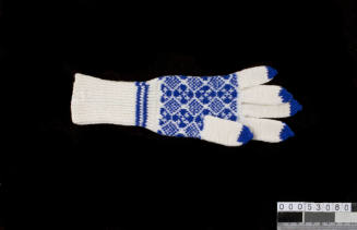 Woman's knitted glove