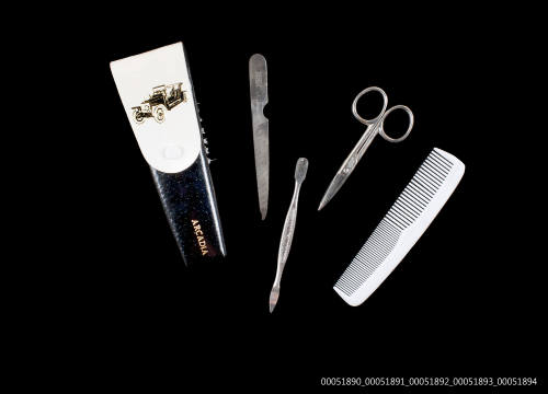 ARCADIA clothes brush / manicure set's scissors