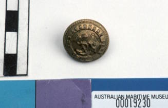 Aberdeen White Star Line medium round brass button with gilt on front with raised relief pattern of fouled anchor with flag pole and flag with single star and line through middle