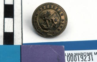 Aberdeen White Star Line medium round brass button with gilt on front with raised relief pattern of fouled anchor with flag pole and flag with single star and line through middle