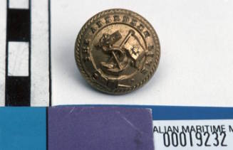 Aberdeen White Star Line medium round brass button with gilt on front with raised relief pattern of fouled anchor with flag pole and flag with single star and line through middle