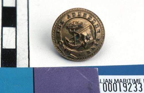 Aberdeen White Star Line medium round brass button with gilt on front with raised relief pattern of fouled anchor with flag pole and flag with single star and line through middle