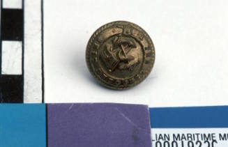 Aberdeen White Star Line small round brass button with gilt on front with raised relief pattern of fouled anchor with flag pole and flag with single star and line through middle