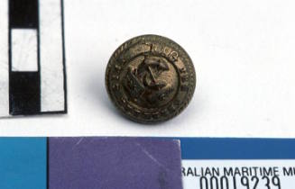 Aberdeen White Star Line small round brass button with gilt on front with raised relief pattern of fouled anchor with flag pole and flag with single star and line through middle