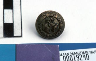 Aberdeen White Star Line small round brass button with gilt on front with raised relief pattern of fouled anchor with flag pole and flag with single star and line through middle