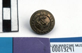 Aberdeen White Star Line small round brass button with gilt on front with raised relief pattern of fouled anchor with flag pole and flag with single star and line through middle