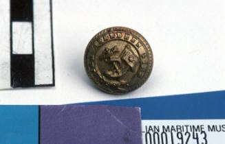 Aberdeen White Star Line small round brass button with gilt on front with raised relief pattern of fouled anchor with flag pole and flag with single star and line through middle