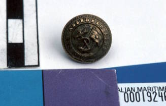 Aberdeen White Star Line small round brass button with gilt on front with raised relief pattern of fouled anchor with flag pole and flag with single star and line through middle