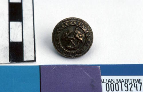 Aberdeen white star line small round brass button with gilt on front with raised relief pattern of fouled anchor with flag pole and flag with single star and line through middle