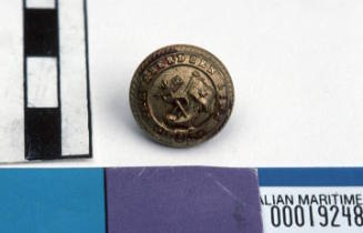 Aberdeen white star line small round brass button with gilt on front with raised relief pattern of fouled anchor with flag pole and flag with single star and line through middle