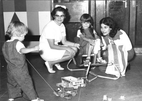 Photograph depicting two children at a ORIANA's playroom