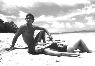 Photograph depicting a couple at a beach