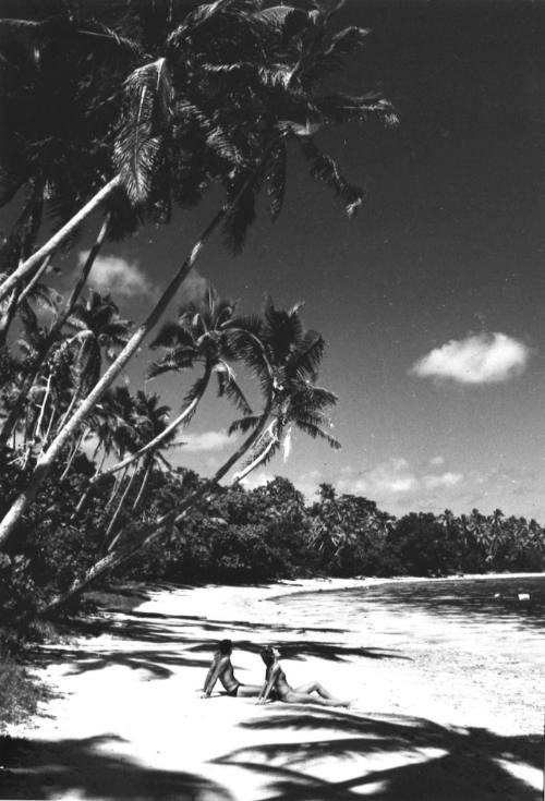 Photograph depicting a couple at a beach