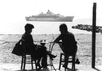 Photograph depicting a couple watching ORIANA