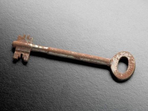 House door key, belonging to Valerie Lederer
