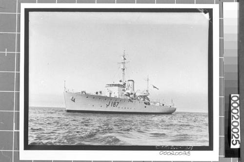 HMAS BENDIGO I in trials near Cockatoo Island Dockyard