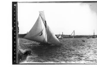 22-footer KERIKI under sail off Garden Island, Sydney Harbour