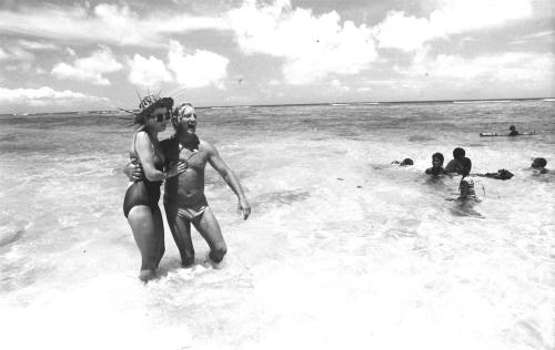 Photograph depicting a couple at a beach