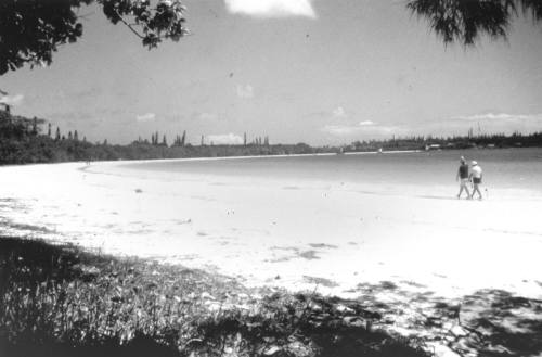 Photograph depicting a couple at a beach