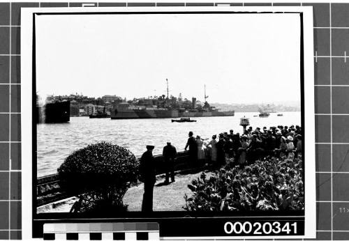 HMAS SYDNEY (II) returning to port