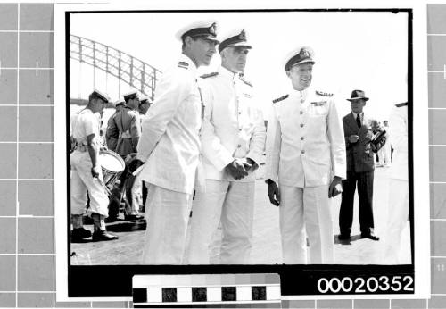 HMAS SYDNEY (II) returning to port