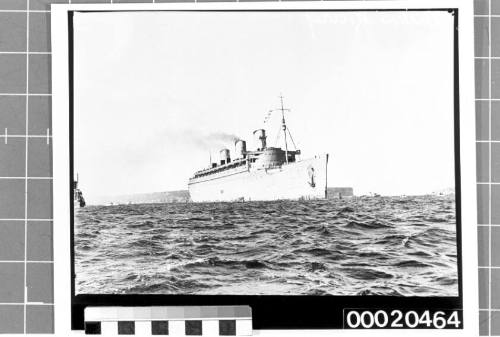 RMS QUEEN MARY under steam near Sydney Heads