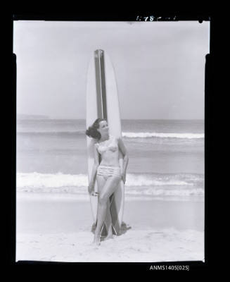 Negative depicting a woman with a surf board