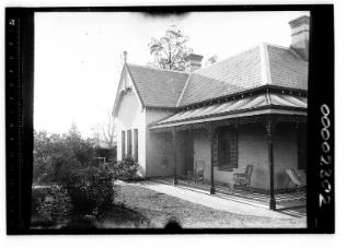 Single storey house, view of the verandah and lawn