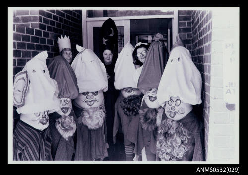 Children dressed as dwarfs for performance