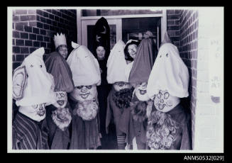 Children dressed as dwarfs for performance