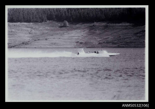 SPIRIT OF AUSTRALIA under power on Blowering Dam