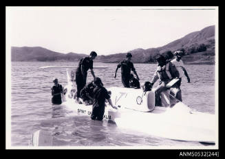 SPIRIT OF AUSTRALIA with Ken Warby and RAAF apprentices on Blowering Dam