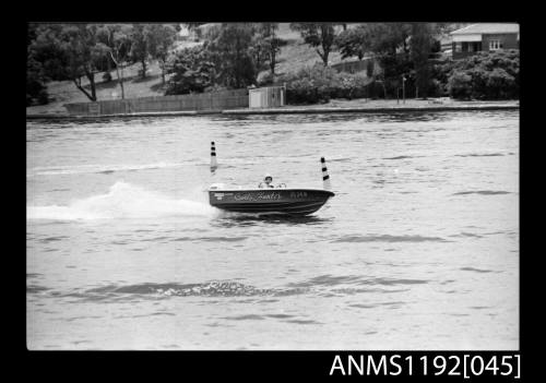 Power boat SPORTS HUNTER JG34N outboard engine at speed