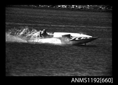 Hydroplane JIKI at speed